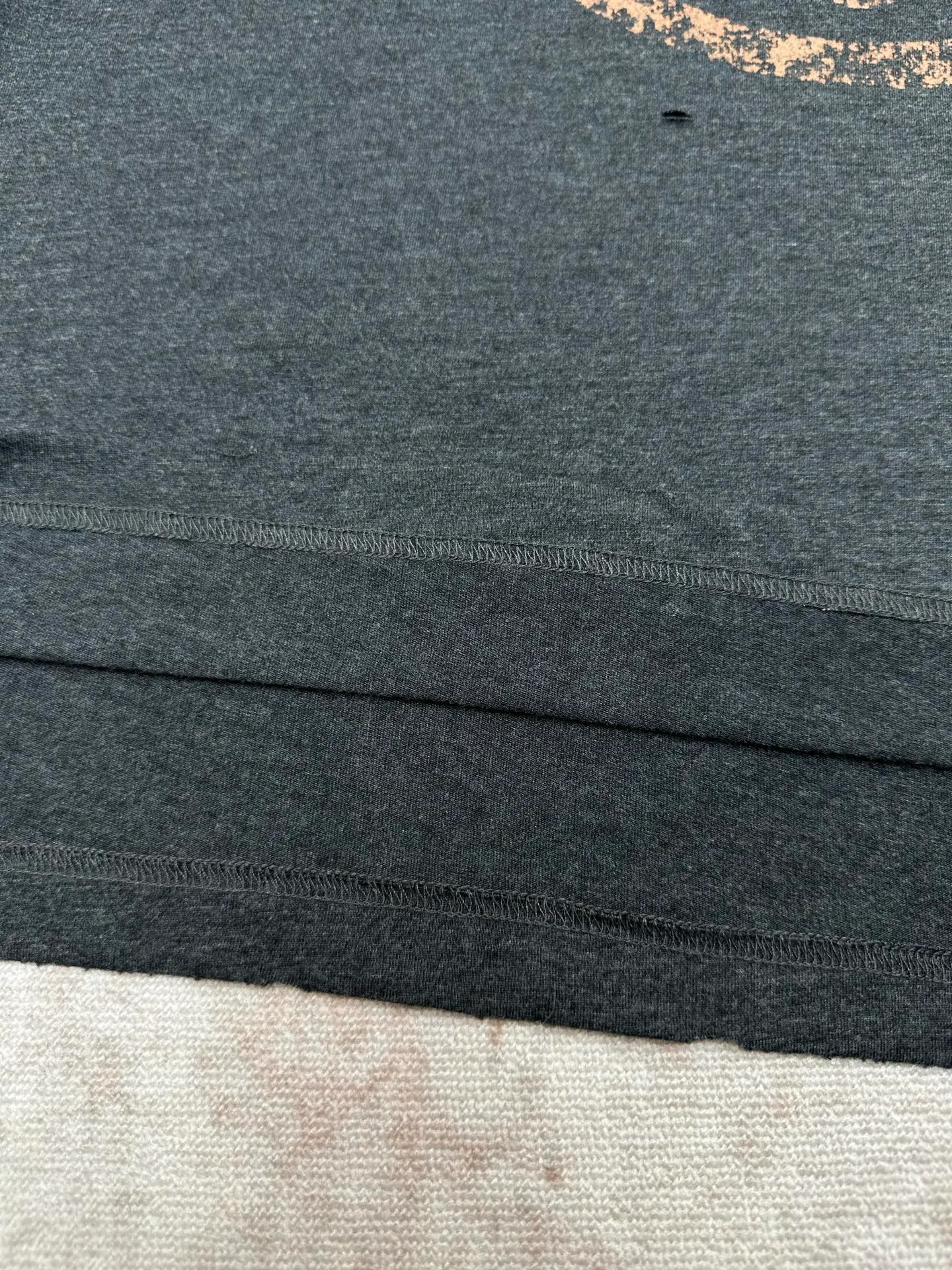 Acne Studios distressed printed short-sleeved T-shirt is like the mottled rust on ancient copperware. It is printed with glue and has a naturally worn texture with holes. It is suitable for men and women in various occasions. Same Style! Size: S M L XL